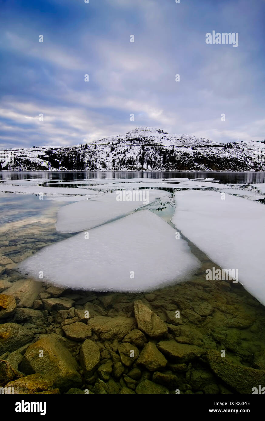 Trozos de hielo sobre el lago Kalamalka romper, cerca de Vernon, British Columbia, Canadá Foto de stock