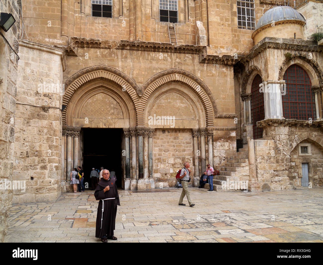 Jerusalén - Octubre 2011: La Iglesia del Santo Sepulcro es uno de los sitios más sagrados de la Cristiandad y una de las iglesias más antiguas en el mundo. Th Foto de stock