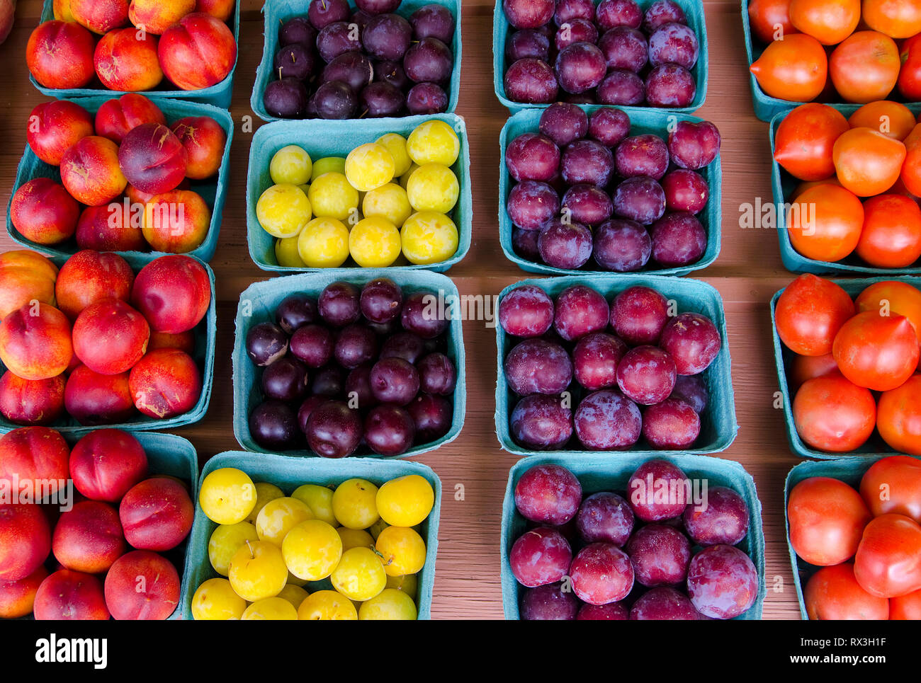 Las ciruelas y frutas encontradas en un puesto de frutas en Keremeos, British Columbia, Canadá durante el verano. Foto de stock