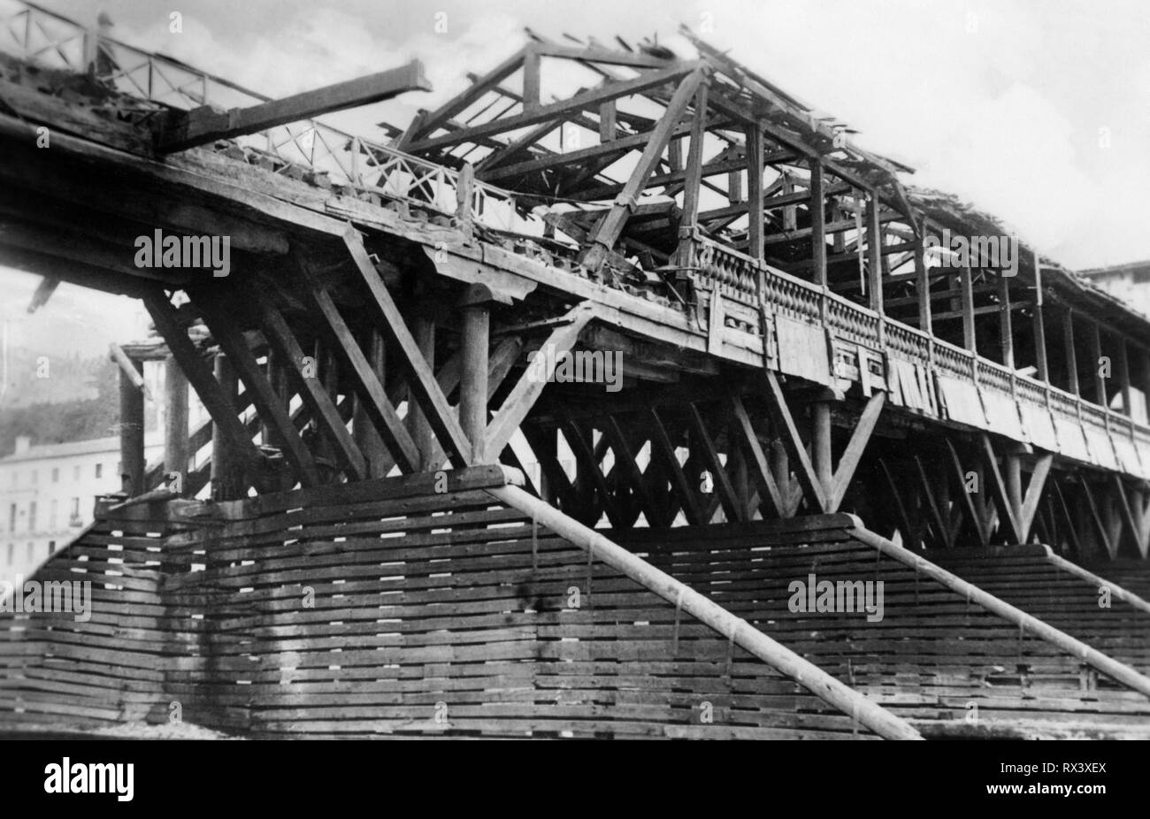 Italia, Veneto, el antiguo puente de Bassano del grappa, después de la guerra, 1945-50 Foto de stock
