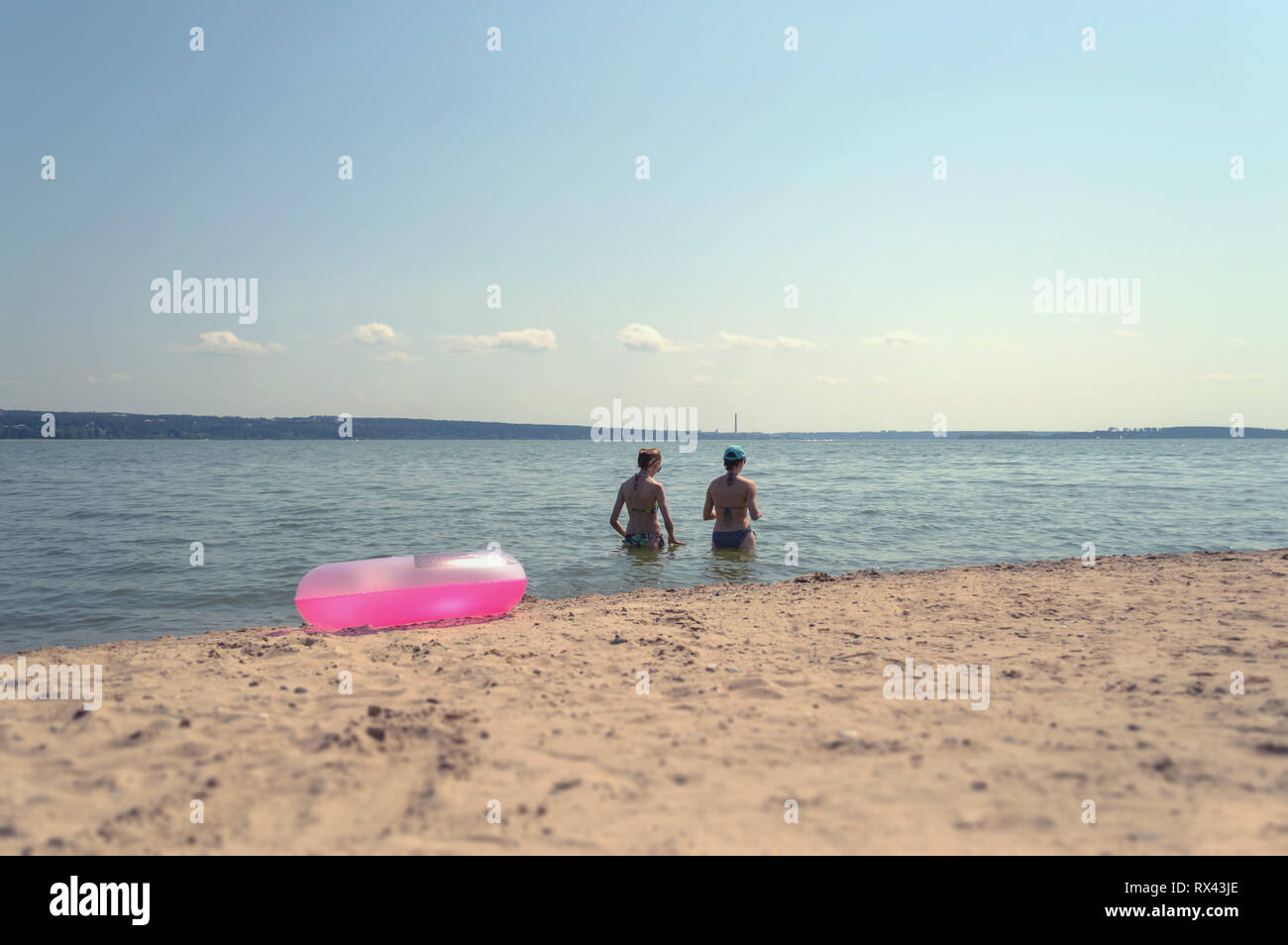 Concepto de imagen en las vacaciones de verano con dos amigos disfrutando de ellas Foto de stock