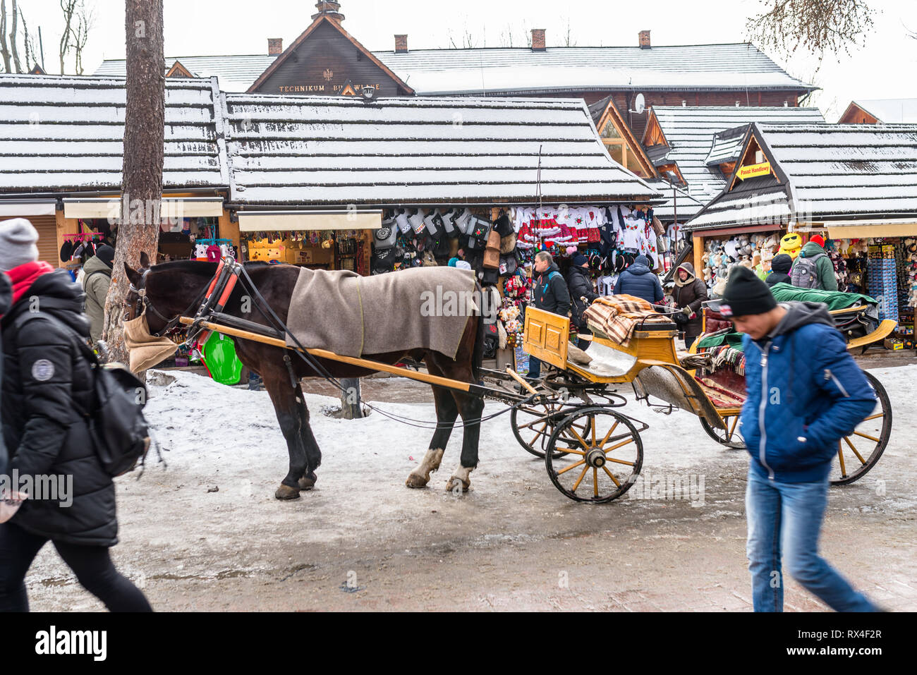 Zakopane, Polonia - 21 de febrero de 2019. En carruaje, de pie en la calle Krupowki en Zakopane. Foto de stock