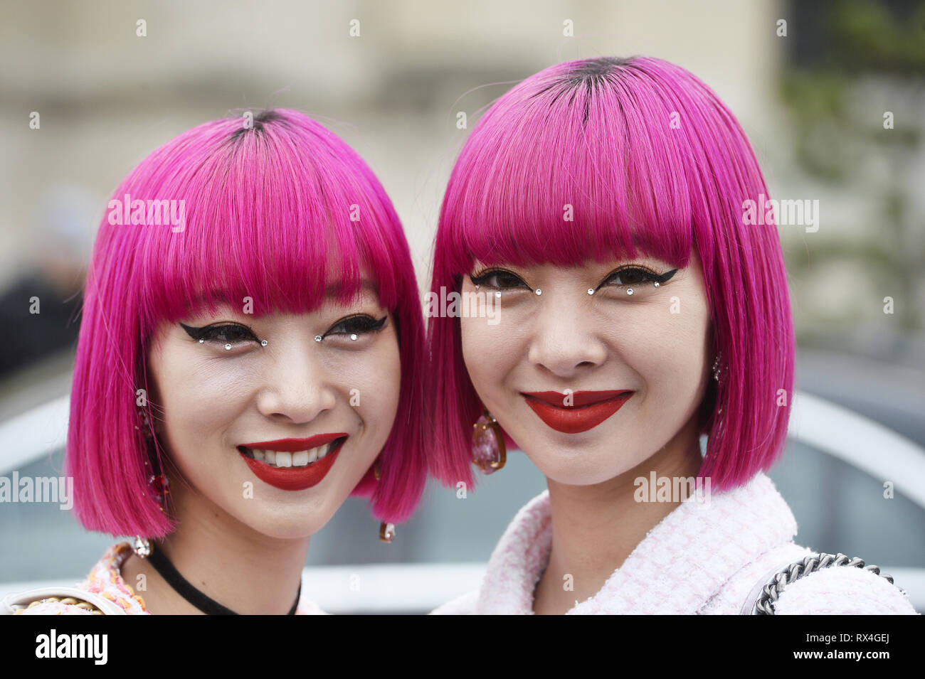 Moda AmiAya gemelos Ami y Aya fuera Chanel - Le Grand-Palais - París -  Francia Fotografía de stock - Alamy