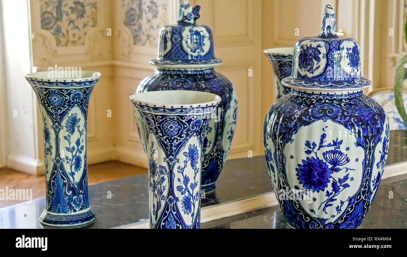 Los bellos floreros expuestos en una casa. El jarrón están en color azul y  blanco y son muy antiguas en espera Fotografía de stock - Alamy