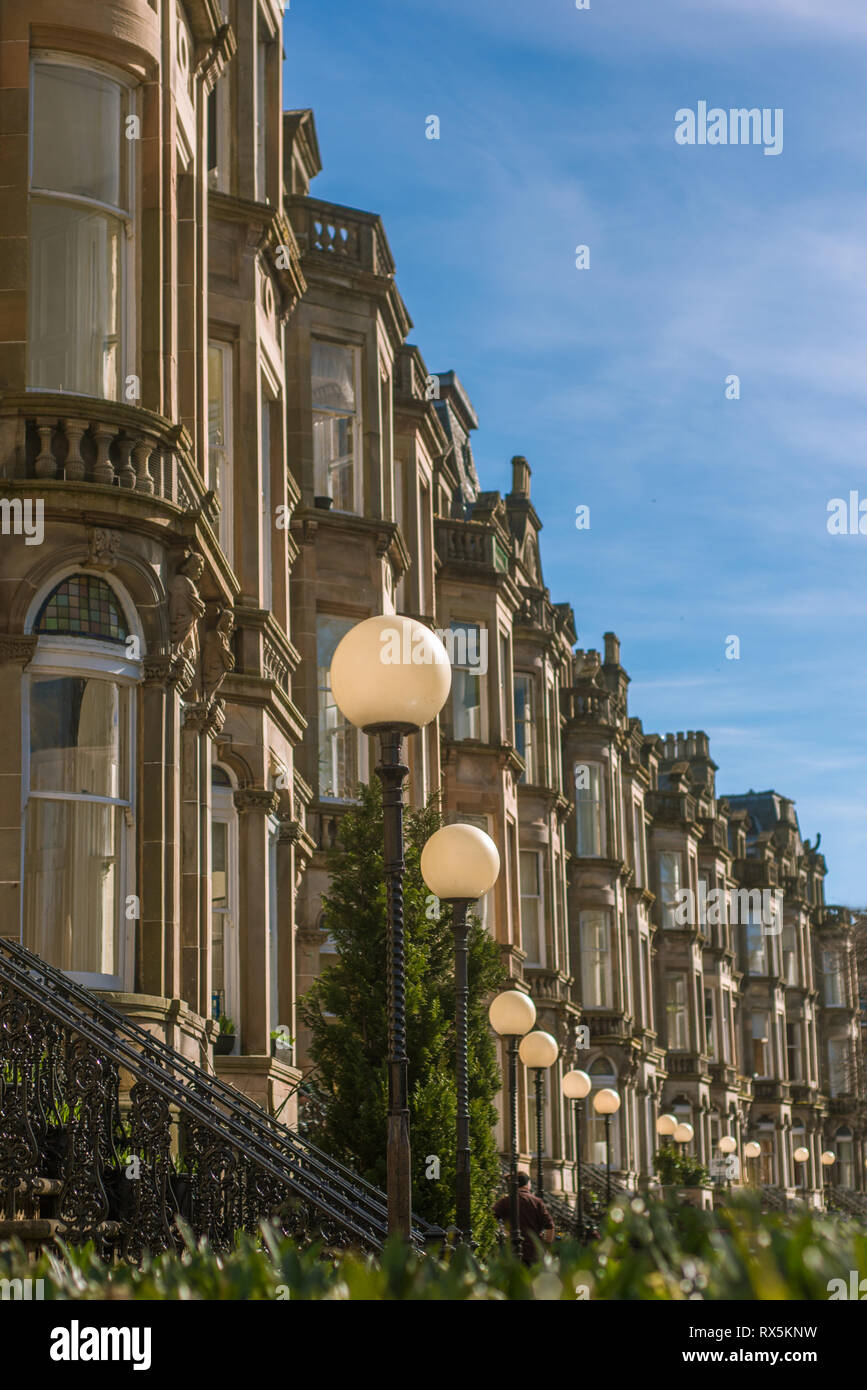 Grand Tenement Apartamentos en una calle residencial en Glasgow Foto de stock