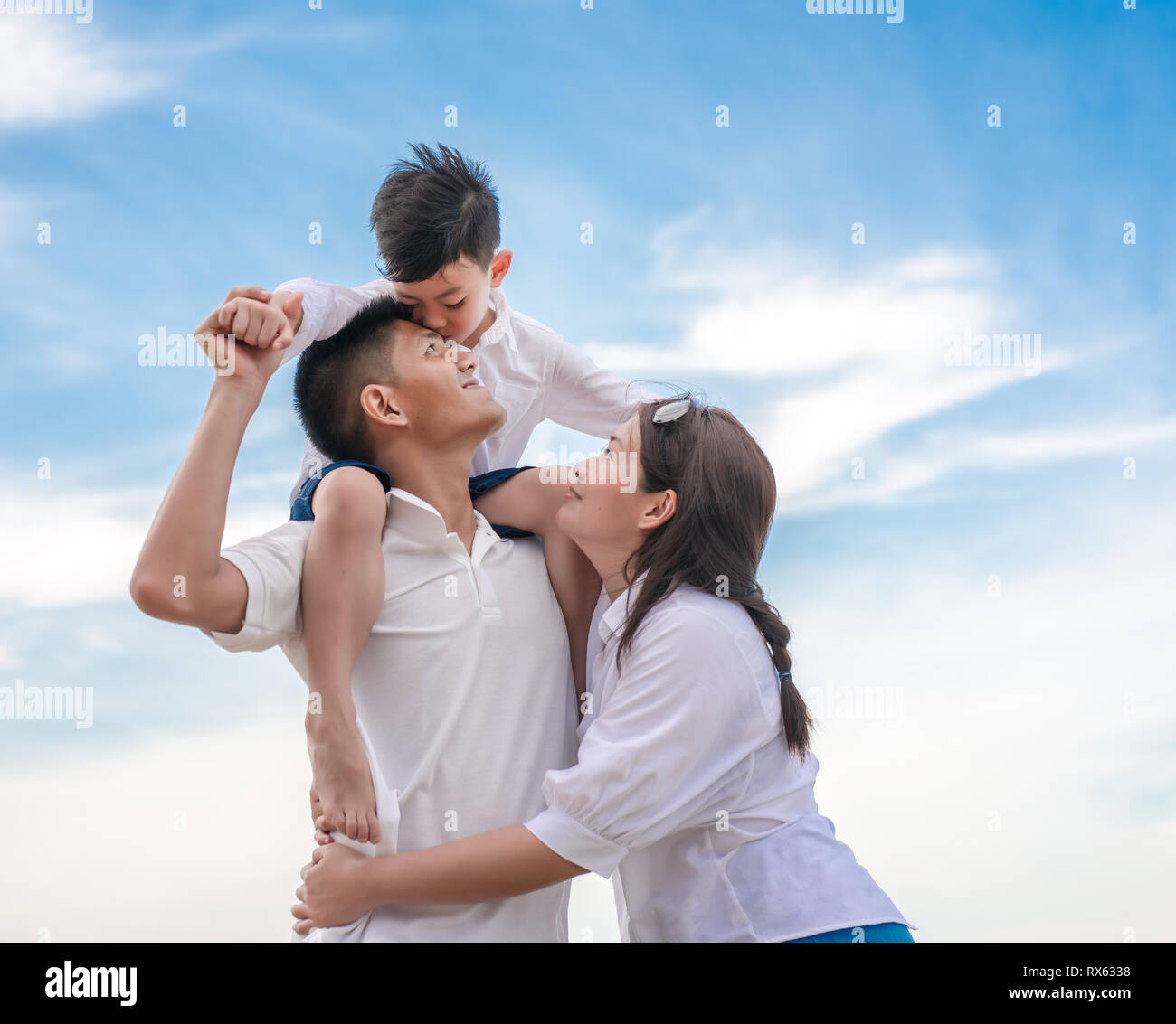 Retrato De Familia Feliz Papa Mama E Hijo Jugando Juntos Foto
