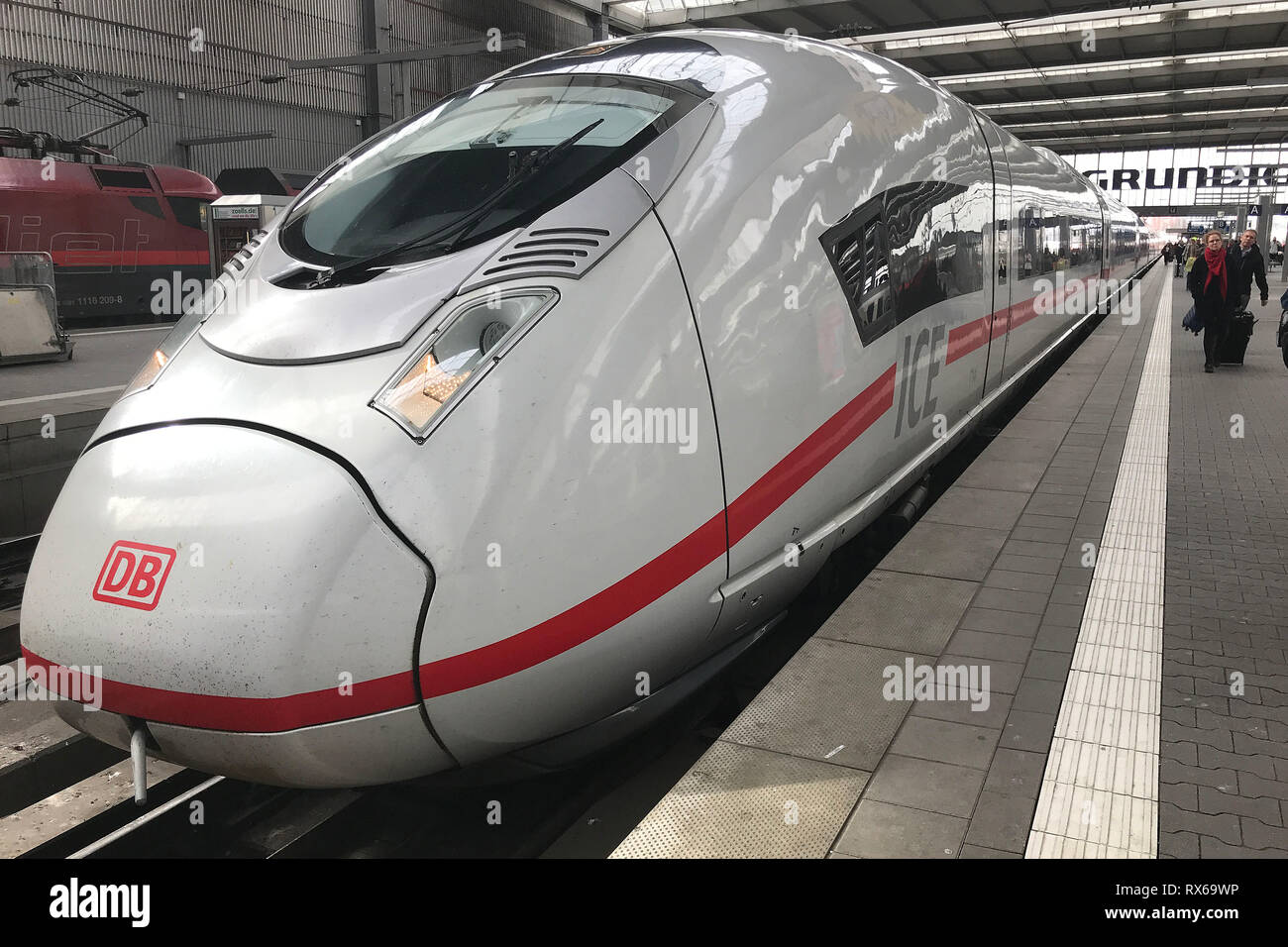 Coger el tren ICE en Muenchen central station. Alemán, estación de tren, la  gente, la plataforma de la estación de tren. Uso | en todo el mundo  Fotografía de stock - Alamy