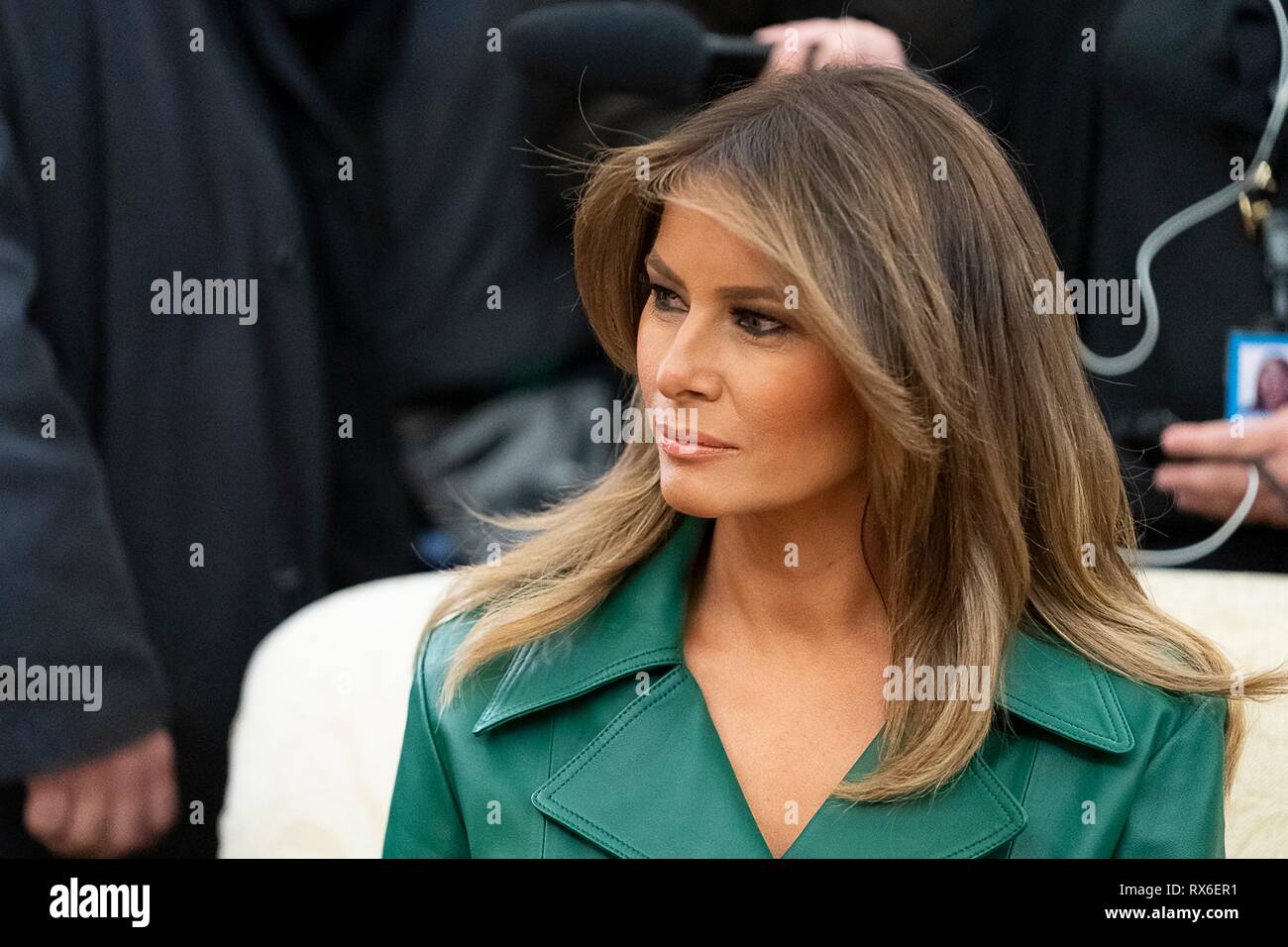 La Primera Dama de EE.UU. Melania Trump, vistiendo una piel verde doble botonadura abrigo vestido durante una reunión bilateral entre el Presidente Donald Trump y Primer Ministro checo Andrej Babis en la Oficina Oval de la Casa Blanca el 7 de marzo de 2019 en Washington, DC. Foto de stock