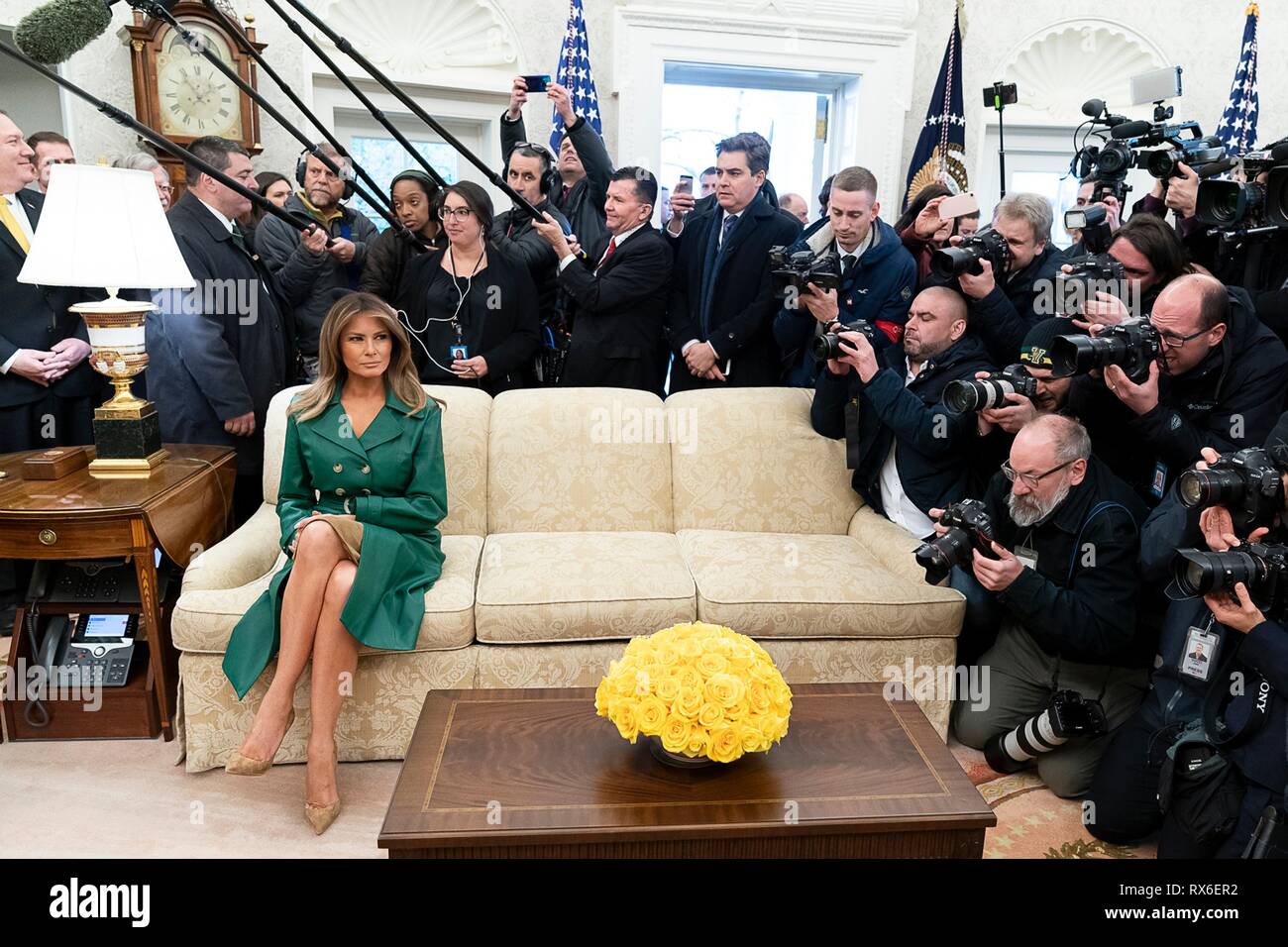 La Primera Dama de EE.UU. Melania Trump, vistiendo una piel verde doble botonadura abrigo vestido está rodeado por las cámaras durante una reunión bilateral entre el Presidente Donald Trump y Primer Ministro checo Andrej Babis en la Oficina Oval de la Casa Blanca el 7 de marzo de 2019 en Washington, DC. Foto de stock