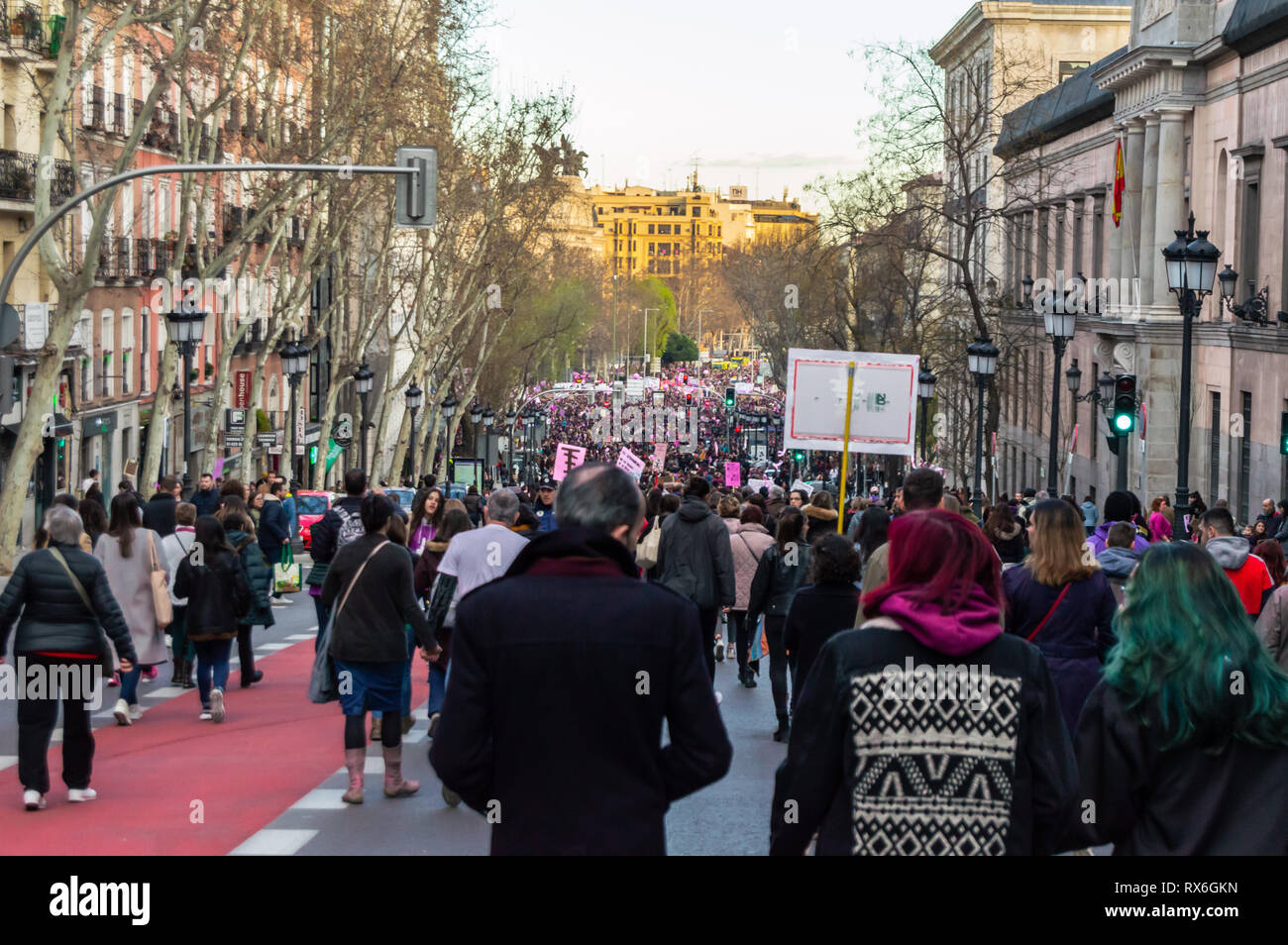 Madrid, España - 8 de marzo de 2019: Huelga feminista en el día de la Mujer de 2019 en el centro de la ciudad de Madrid, España. Demostración feminista de la mujer, 8M. Crédito: Kemedo/Alamy Live News Foto de stock