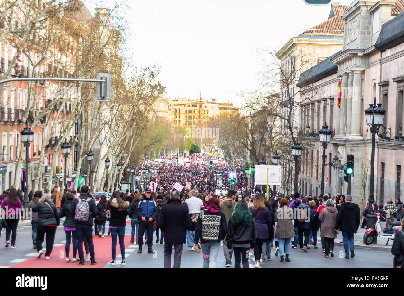 Madrid, España - 8 de marzo de 2019: Huelga feminista en el día de la Mujer de 2019 en el centro de la ciudad de Madrid, España. Demostración feminista de la mujer, 8M. Crédito: Kemedo/Alamy Live News Foto de stock