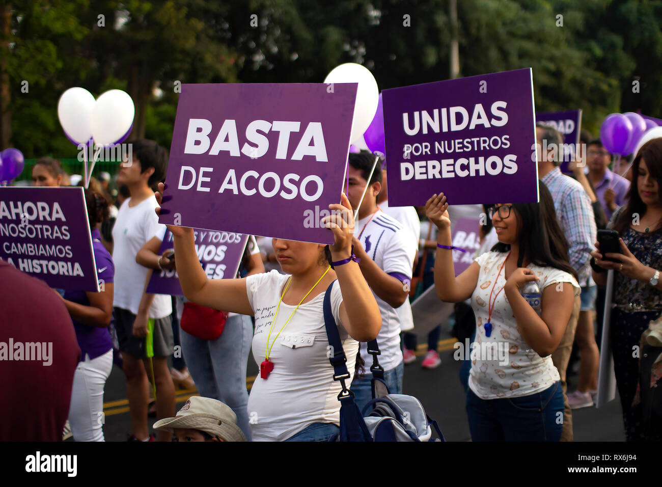 Lima, Perú. 8 Mar 2019. Un grupo de niñas y mujeres peruanas con pancartas de detener harresement en el día de la mujer de marzo. La igualdad de género, el derecho al aborto y feminismo concepto. Crédito: Myriam Borzee/Alamy Live News Foto de stock