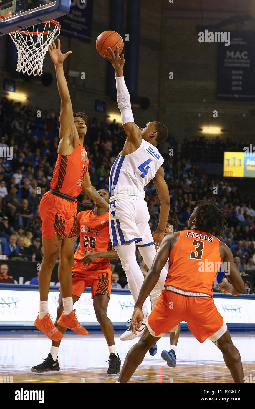 Nueva York, Estados Unidos. 8 Mar 2019. Mar 08, 2019: Buffalo Bulls guard  Davonta Jordan (4) rollos de dedo la pelota en el aro en Bowling Green de  los Falcons de Atlanta,