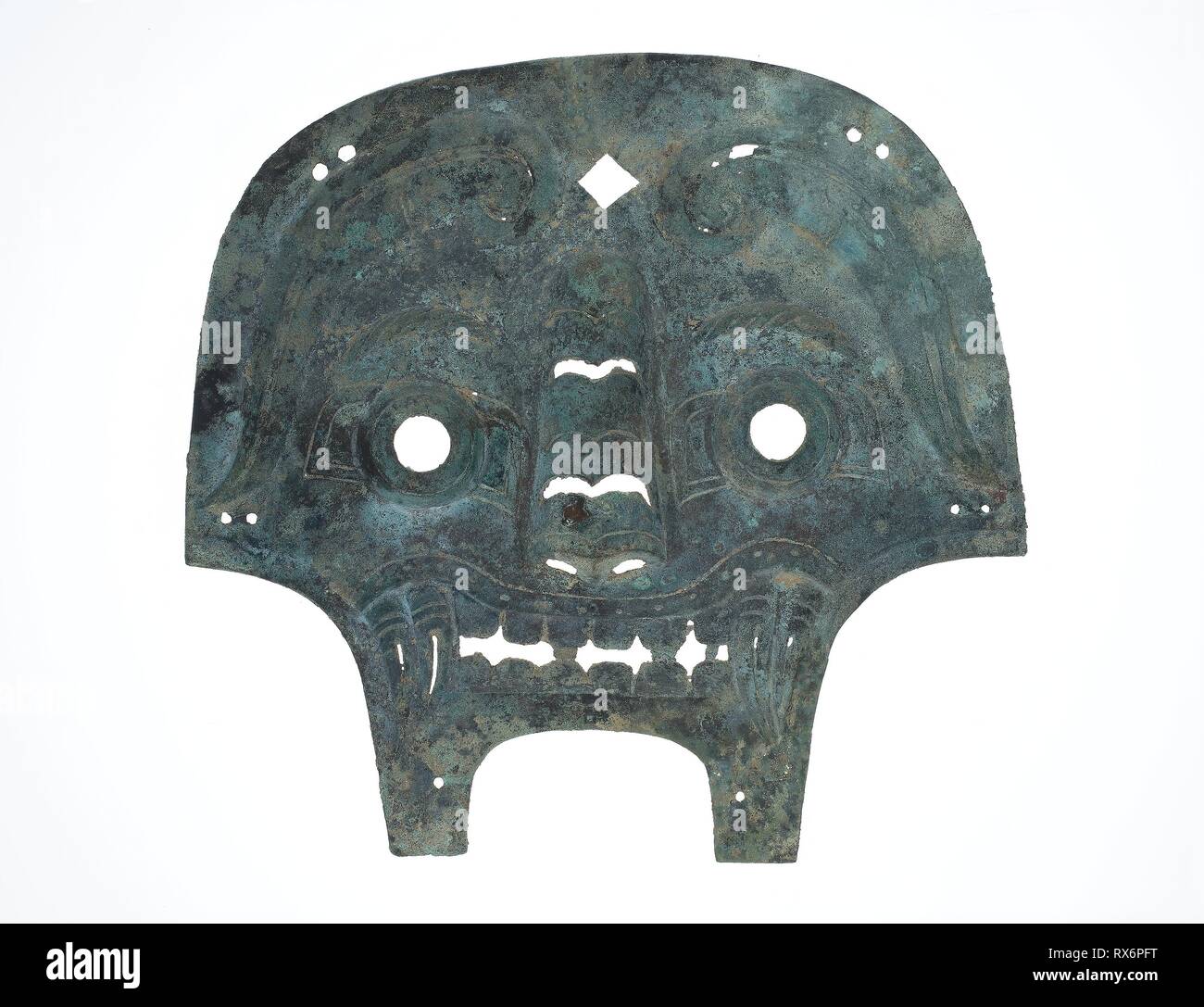 Máscara de una herradura de caballo. China. Fecha: 899 BC BC-800.  Dimensiones: 26,5 × 27,5 × 0,3 cm (10 3/8 x 10 3/4 x 3/32 pulg.). Bronce.  Origen: China. Museo: El Instituto de Arte de Chicago Fotografía de stock -  Alamy