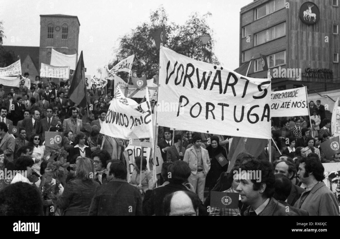 El 5 de mayo de 1974, el portugués ha demostrado en el área de Ruhr contra la junta militar de su país y expresó su simpatía por la "Revolución de los Claveles, que se supone para llevar a su país a la democracia. Uso | en todo el mundo Foto de stock