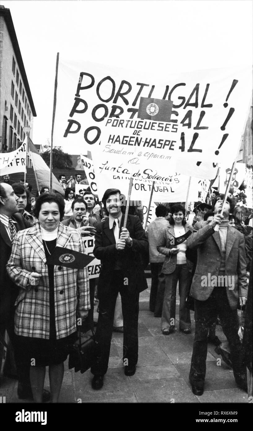 El 5 de mayo de 1974, el portugués ha demostrado en el área de Ruhr contra la junta militar de su país y expresó su simpatía por la "Revolución de los Claveles, que se supone para llevar a su país a la democracia. Uso | en todo el mundo Foto de stock