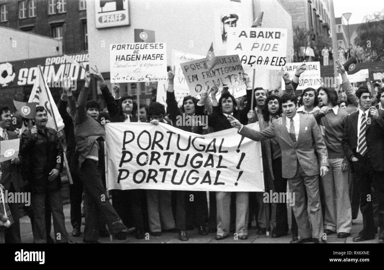 El 5 de mayo de 1974, el portugués ha demostrado en el área de Ruhr contra la junta militar de su país y expresó su simpatía por la "Revolución de los Claveles, que se supone para llevar a su país a la democracia. Uso | en todo el mundo Foto de stock