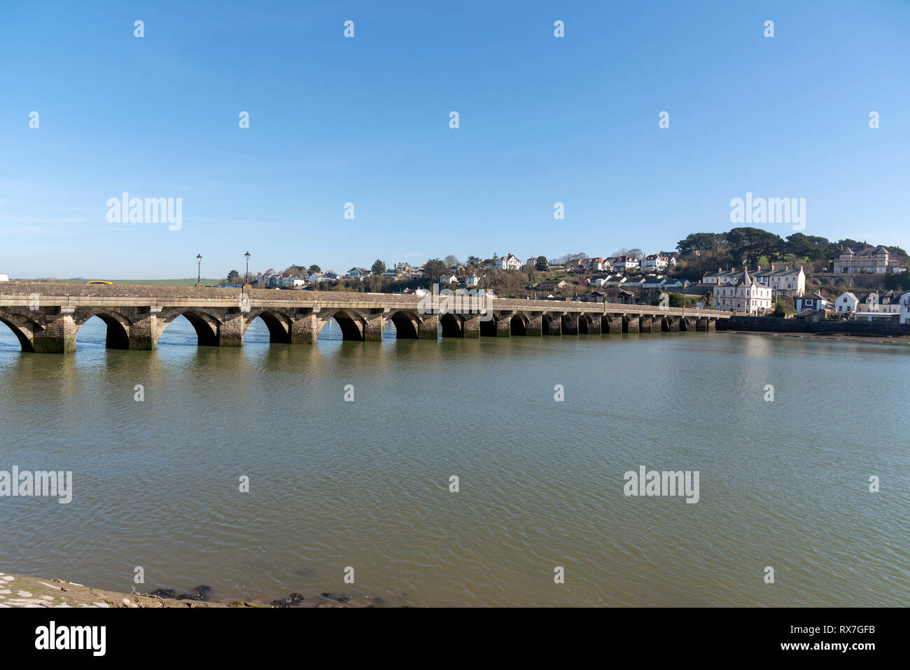 Bideford, North Devon, Inglaterra. De marzo de 2019. Mirando a través de la ciudad de Bideford Bideford largo puente construido en 1850 por medio del agua. Foto de stock