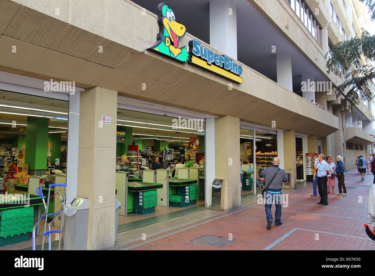 LAS PALMAS, España - 30 de noviembre de 2015: la gente visita SuperDino  supermercado en Las Palmas de Gran Canaria, España. DinoSol SuperDino es  parte del grupo que Fotografía de stock - Alamy