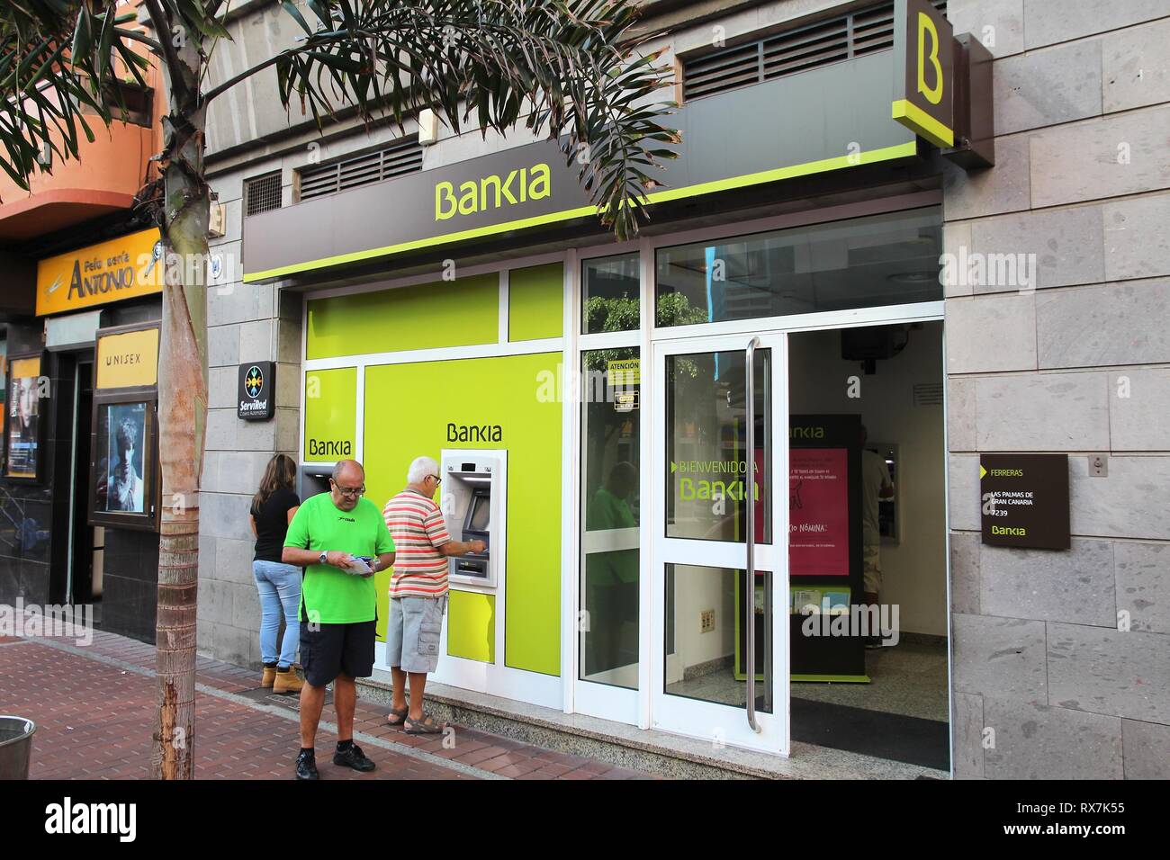 LAS PALMAS, España - 30 de noviembre de 2015: la gente visita Bankia Bank  sucursal en Las Palmas, España. Bankia es un banco español, el cuarto mayor  conglomerado Fotografía de stock - Alamy