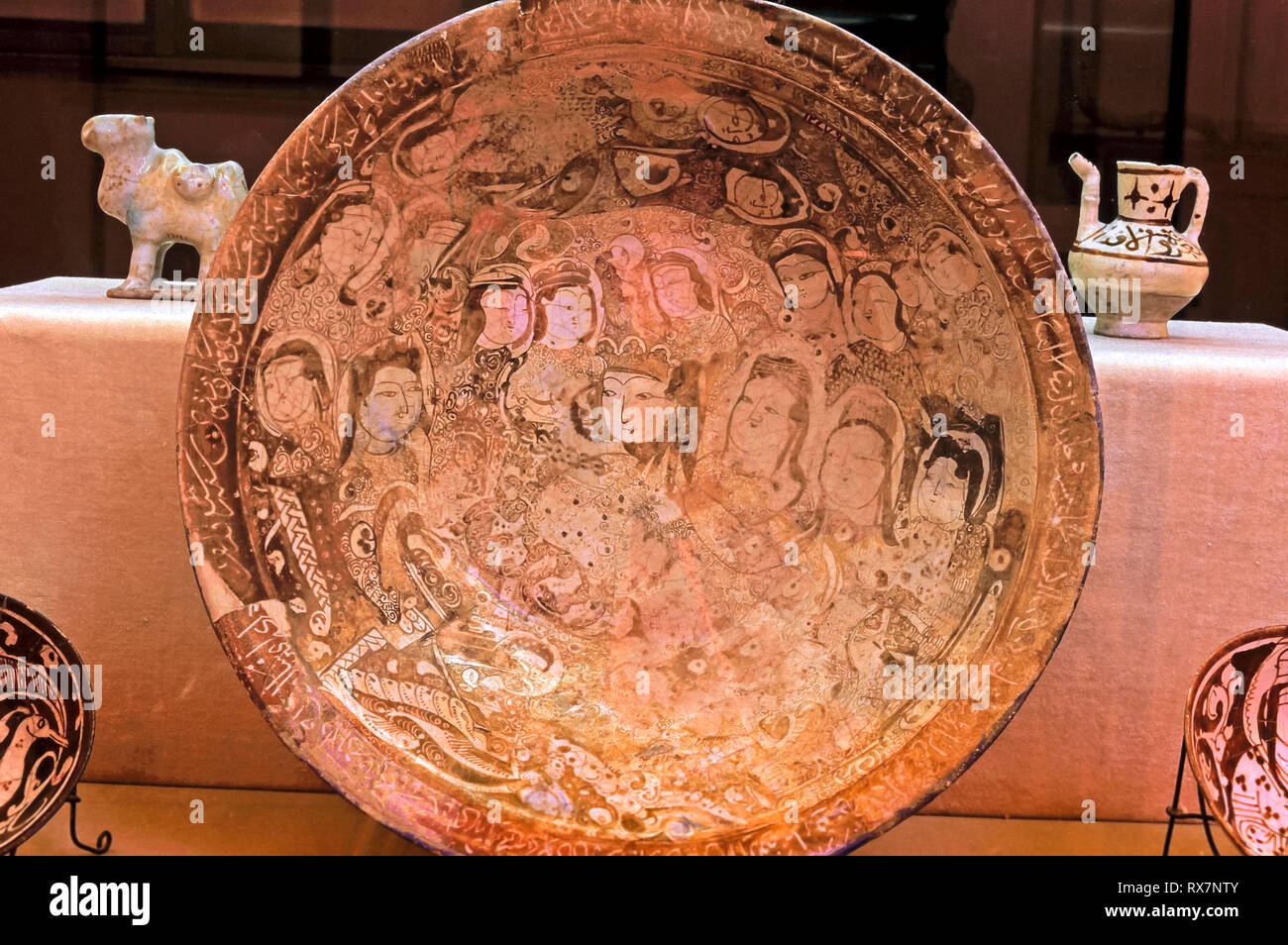 Cerámica persa del siglo XIV. Museo de arte islámico. El Cairo. Egipto. África Foto de stock