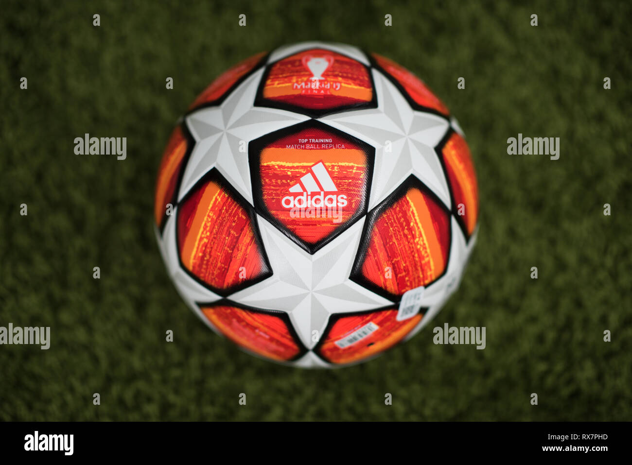 Cerca del final la UEFA Champions League de adidas Football. Madrid 2019 Fotografía stock - Alamy