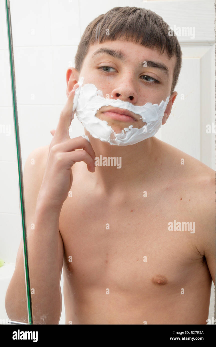 Adolescente afeitado fotografías e imágenes de alta resolución - Página 3 -  Alamy