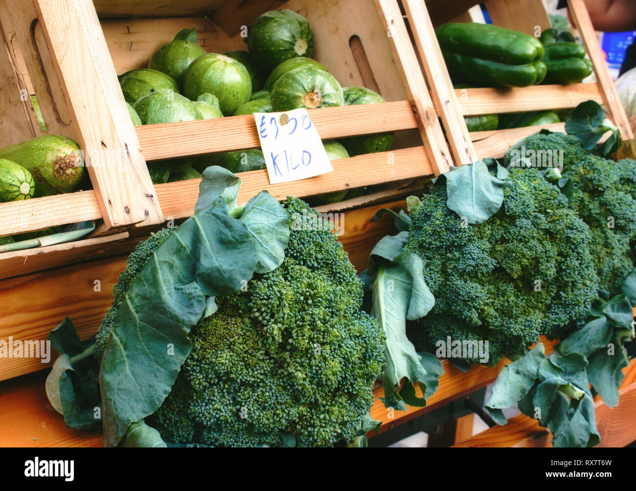 Carro de proveedores en el mercado de hortalizas variadas Foto de stock
