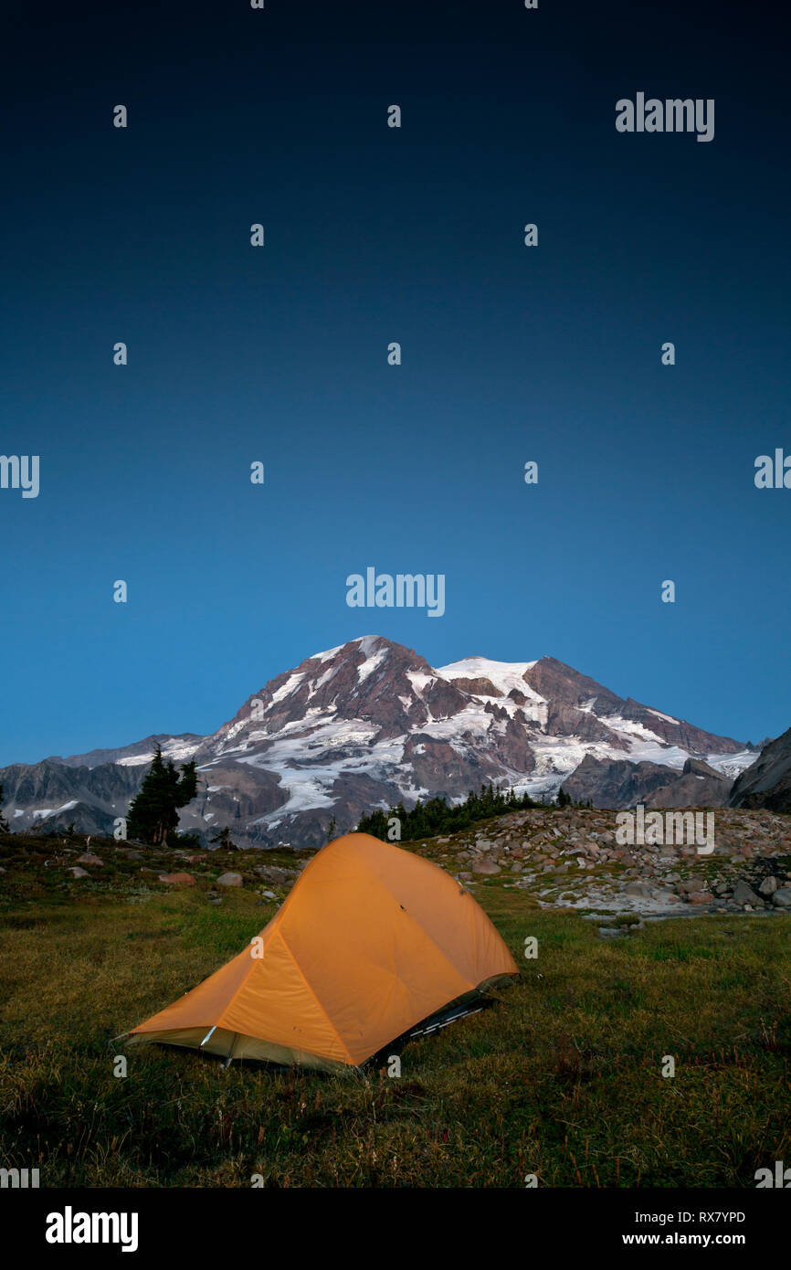 WA15907-00...WASHINGTON - El atardecer en el camping de travesía en el Colonnade Ridge en el Parque Nacional Olímpico. Foto de stock