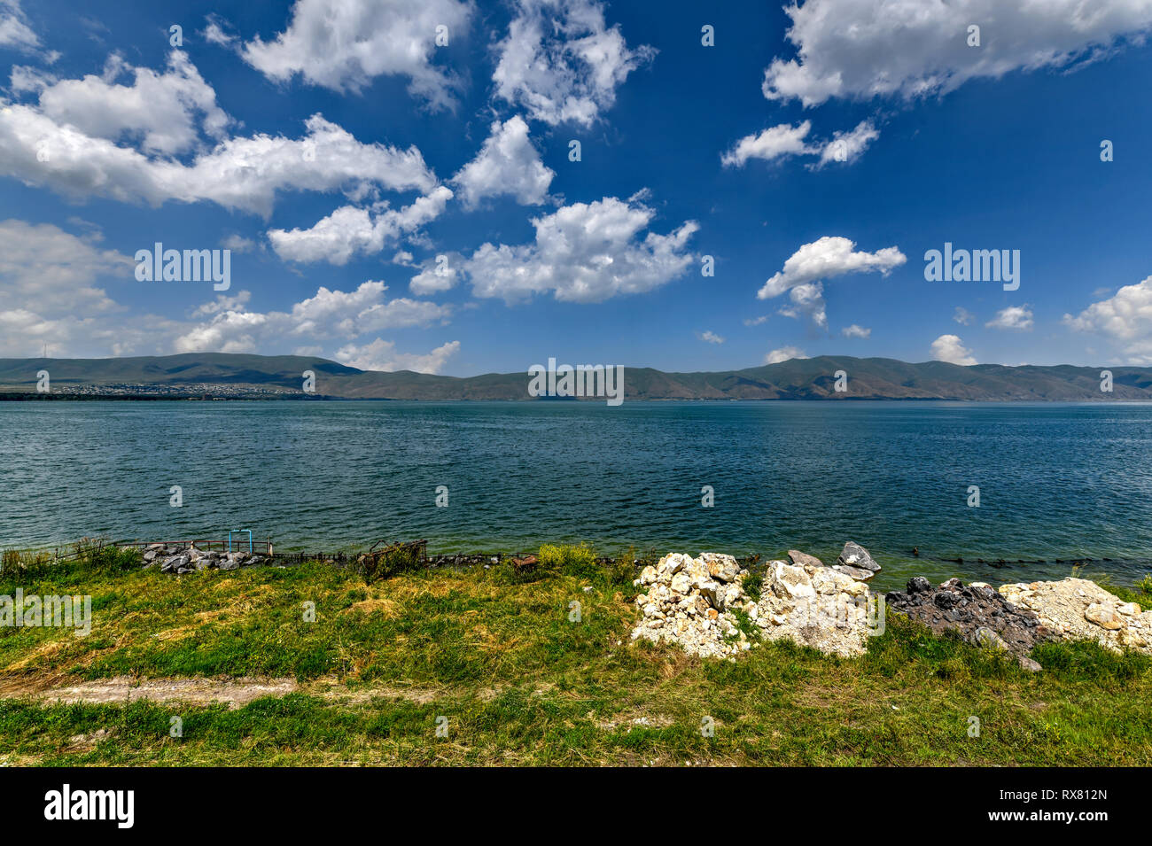 El lago Sevan, el lago más grande de Armenia y la región del Cáucaso. Foto de stock