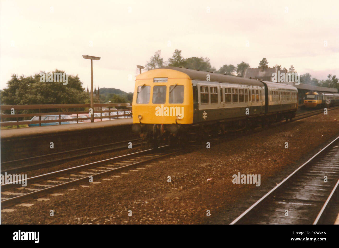 Una clase 101 (53221/54052) pasa a través de Durham Station hacia Newcastle el 28 de julio de 1984 Foto de stock