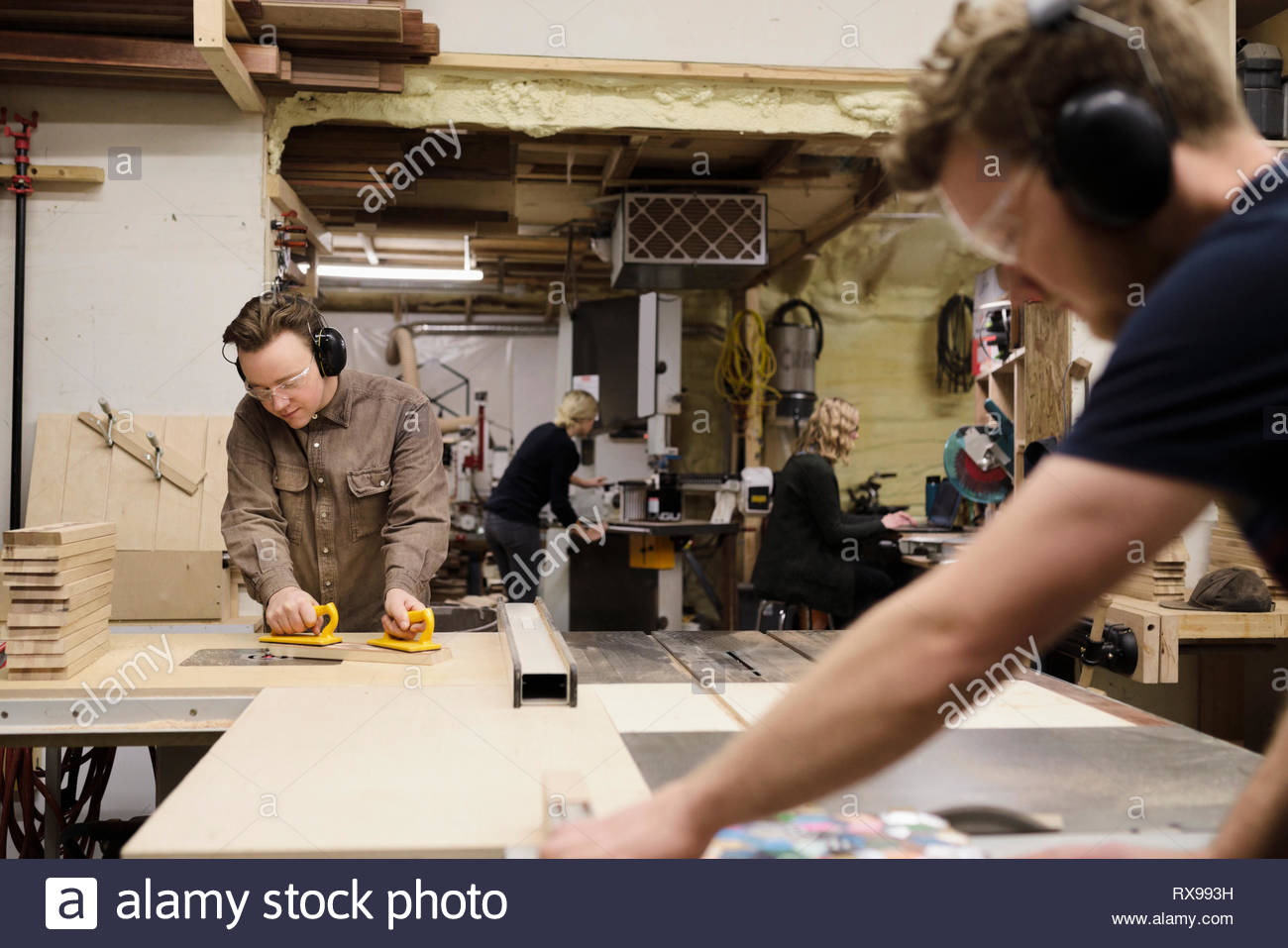 Carpinteros Trabajando en el taller Foto de stock