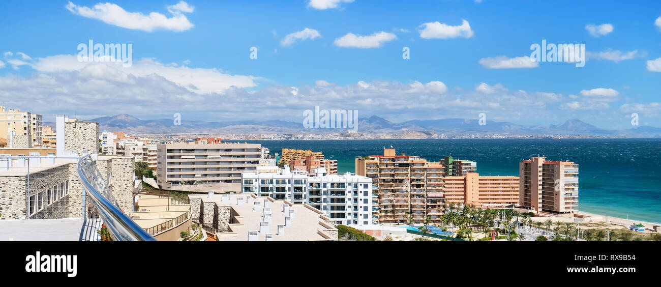 Horizontal de la imagen recortada costa de Alicante ciudad balnearia, los tejados de los edificios modernos, hoteles ubicados en la costa, en el mar mediterráneo turquesa y cl Foto de stock