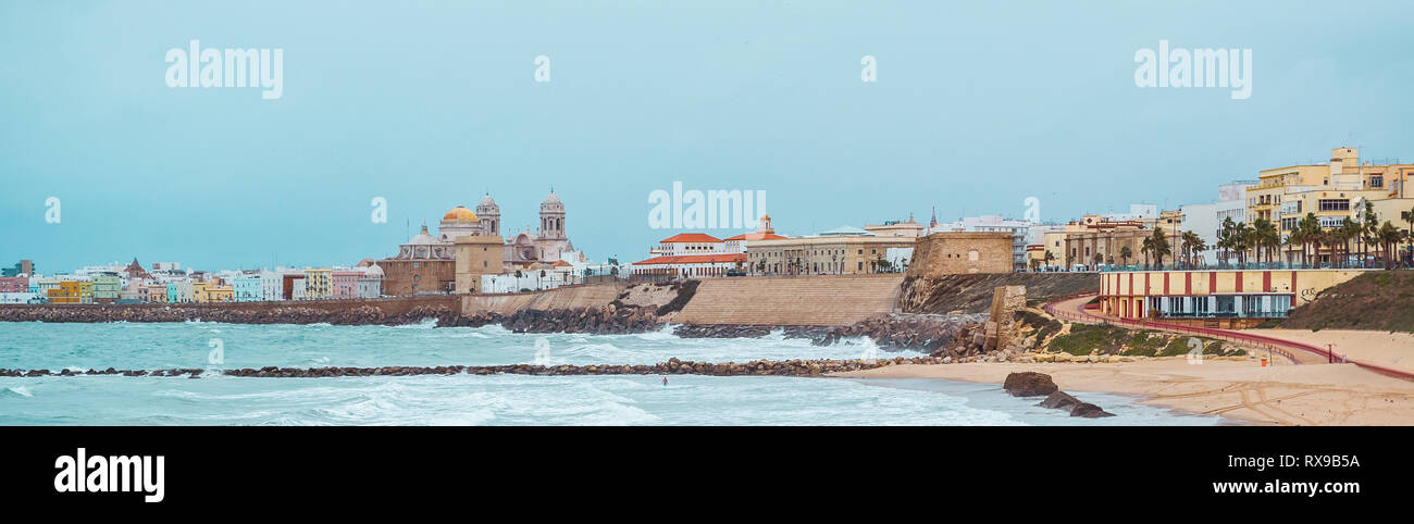 Recorta la imagen panorámica de la costa de Cádiz, Stormy weather, ventoso día lluvioso. Arquitectura antigua skyline, playa de arena. Andalucía, al suroeste de España, Foto de stock