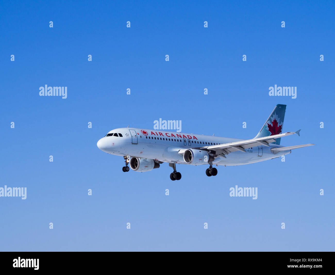 Airbus A320 de Air Canada de aterrizar en el Aeropuerto Internacional de Ottawa en el hermoso día Foto de stock