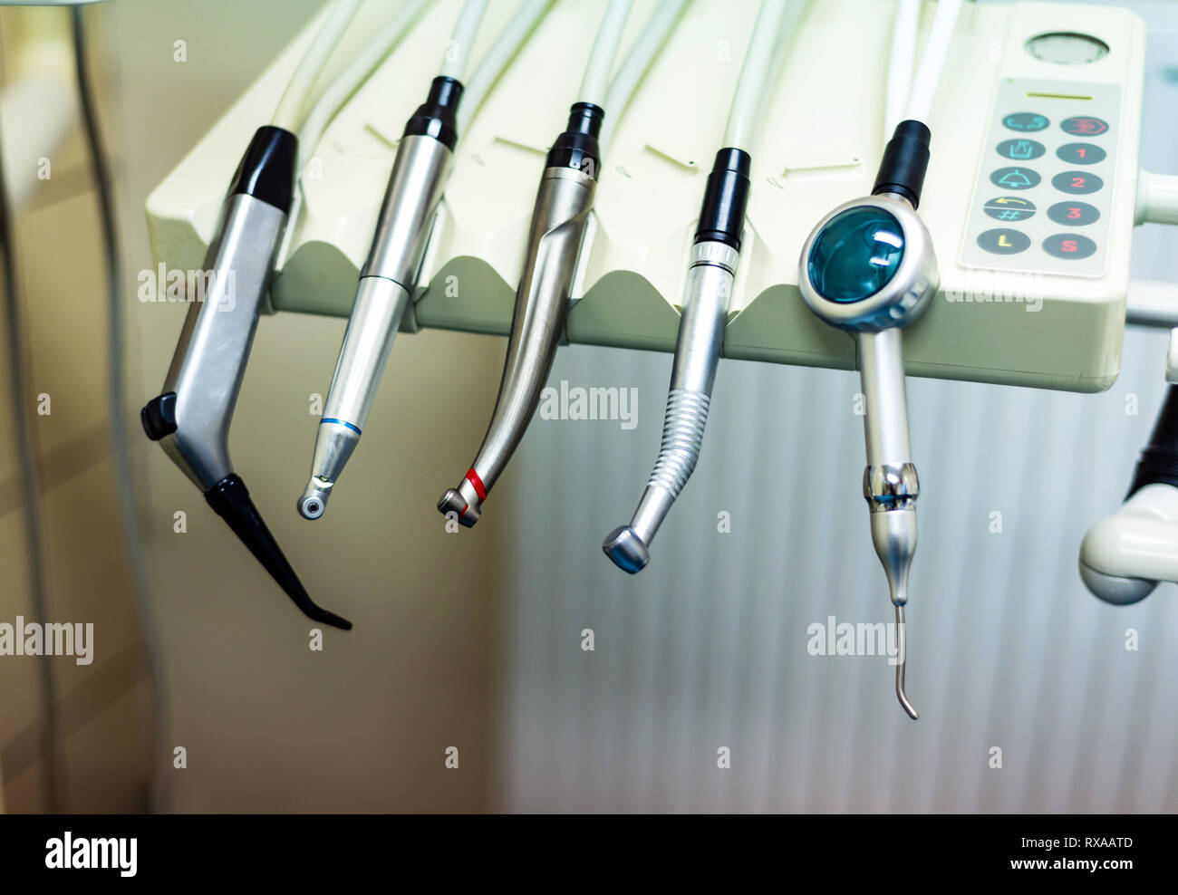 luces jurado Vacío Taladro Dental instrumentos aplicador en la clínica closeup Fotografía de  stock - Alamy