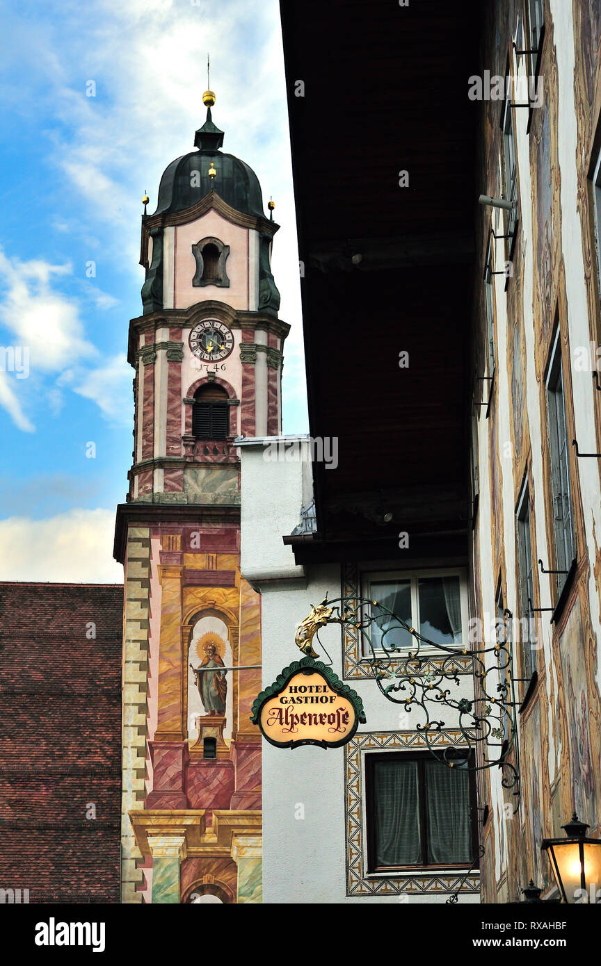 Mittenwald con la Iglesia de San Pedro y san Pablo, Baviera, Alemania Foto de stock