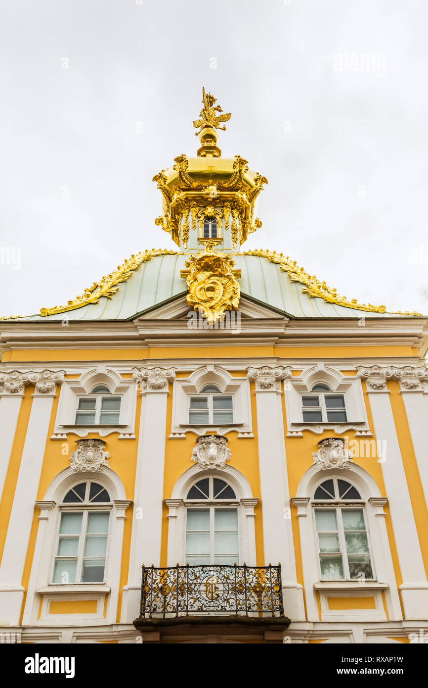 Ornamentada cúpula dorada y la cúpula sobre el Gran Palacio Peterhof en verano tardío, Petergof, San Petersburgo, Rusia, Europa, Sitio del Patrimonio Mundial de la UNESCO Foto de stock