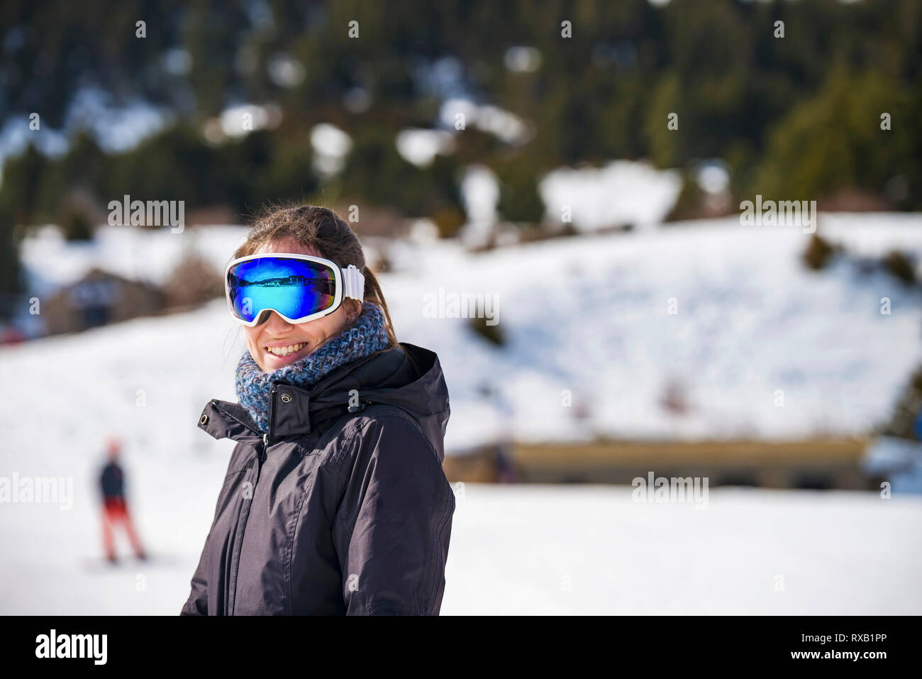 Sonriente Mujer De Esquí Con Gafas De Esquí En Invierno Por La Nieve Fotos,  retratos, imágenes y fotografía de archivo libres de derecho. Image 44899508