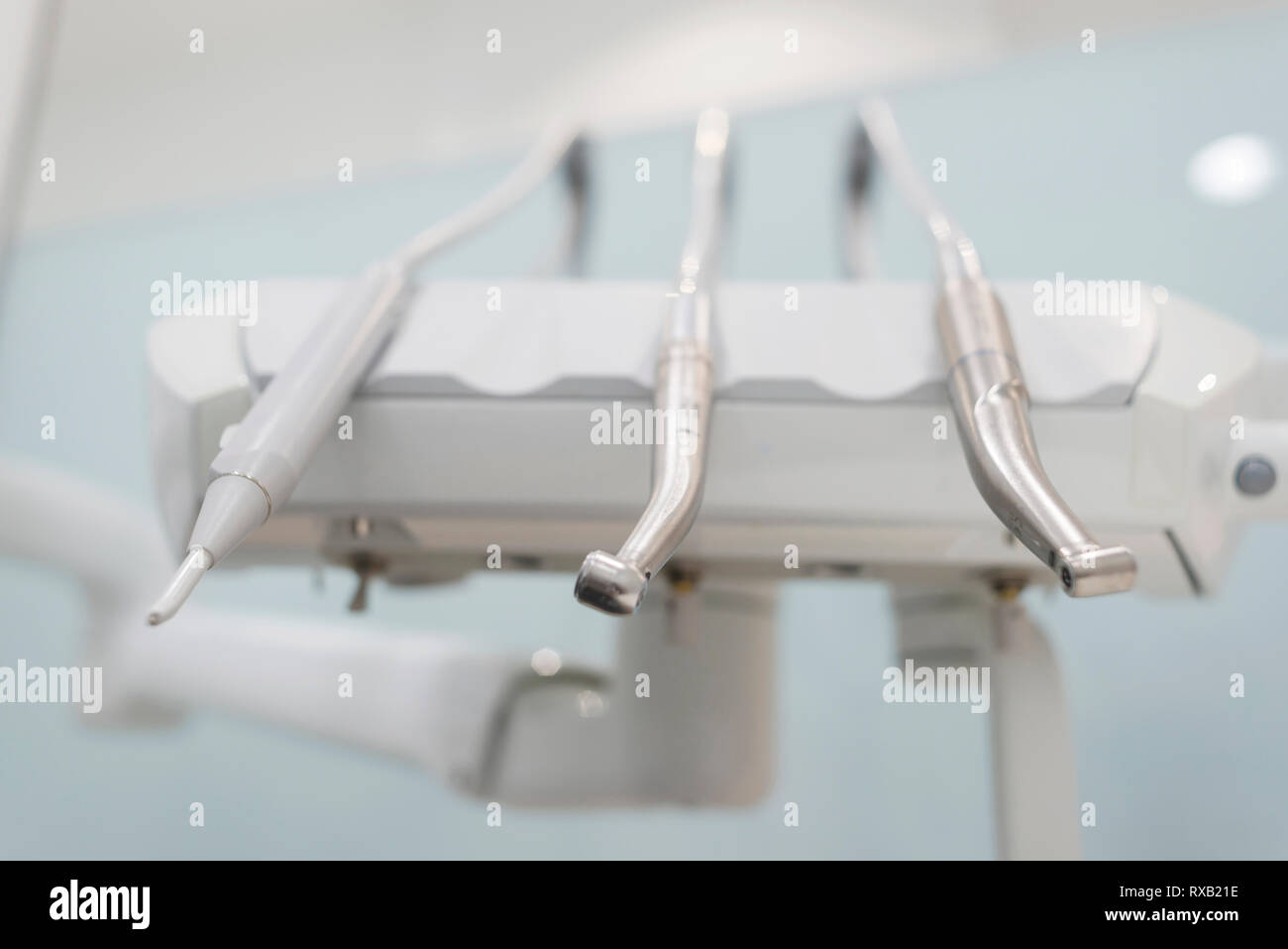 Close-up de brocas dentales en el consultorio del dentista. Foto de stock