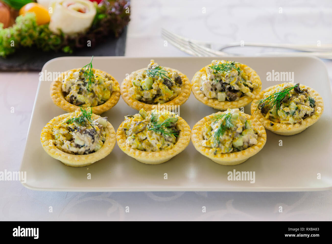 Sándwiches con carne de calamar, ensalada de pepino, huevo, queso y mayonesa.  Canapés en tartaletas, Federación de snack. Deliciosa comida para el  desayuno y las vacaciones Fotografía de stock - Alamy