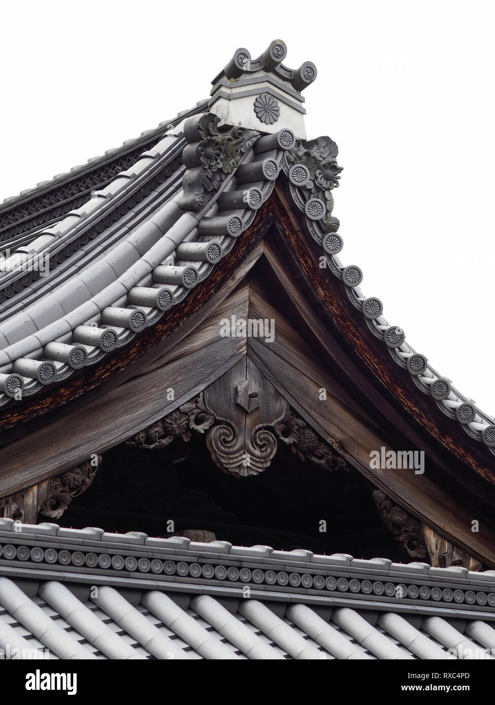 Kyoto, Japón - 15 Oct 2018: la rica ornamentación y detalles arquitectónicos de una pagoda japonesa en un santuario budista de techo Foto de stock