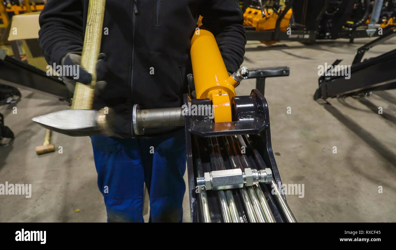 Poner la válvula grande de metal en el orificio para conectar las dos partes del equipo Foto de stock