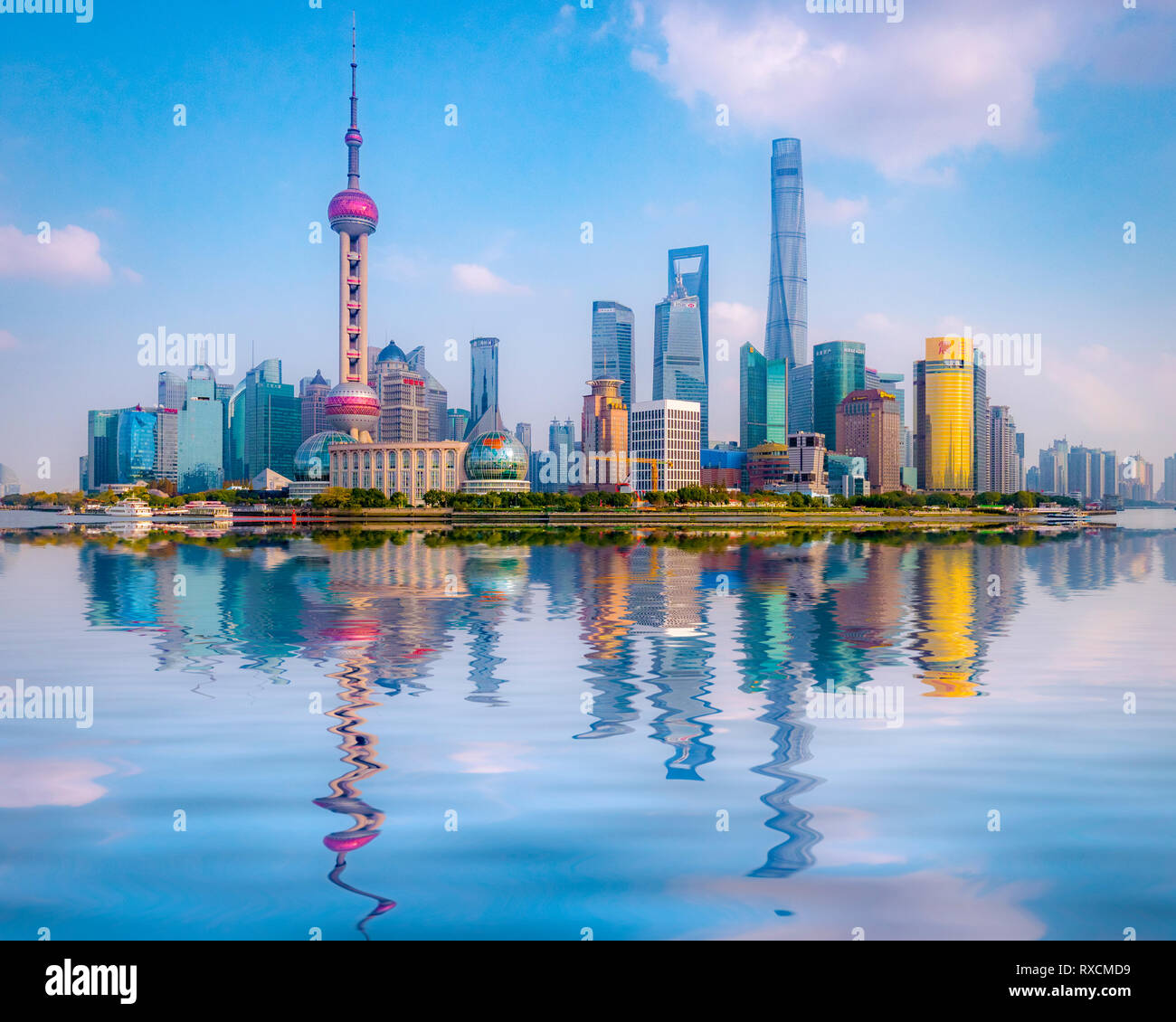El 1 de diciembre de 2018: Shanghai, China - El río Huangpu y el horizonte del distrito de Pudong, Shanghai. Foto de stock