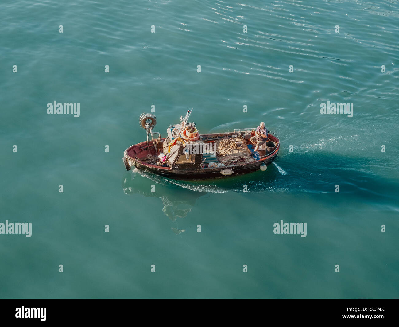 15-08-2018,. Livorno, Toscana, Italia. Vista desde arriba de un pequeño bote que devuelve a la pesca. Foto de stock