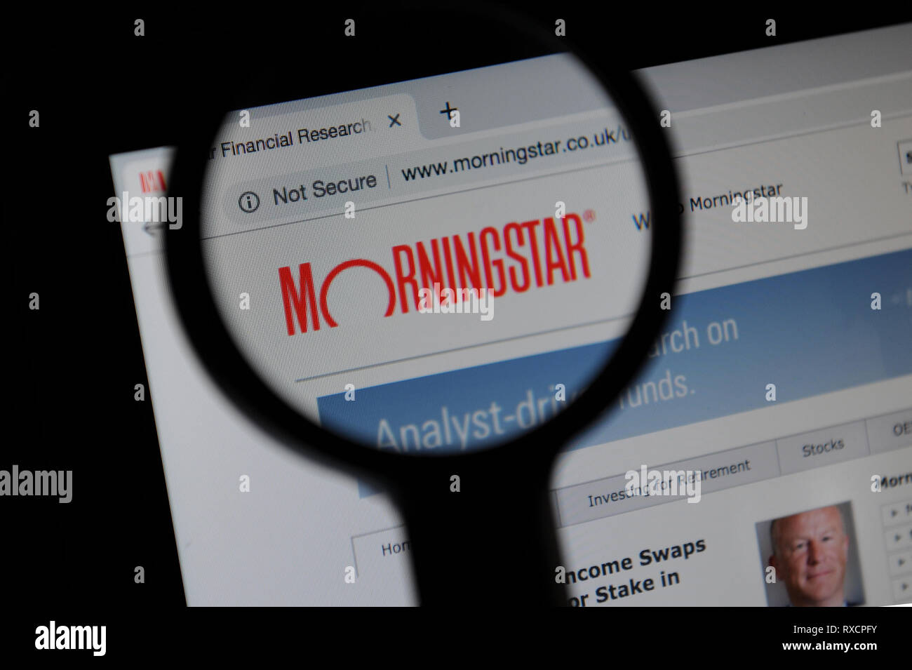 Morningstar website vistos a través de un cristal magnifyinh Foto de stock