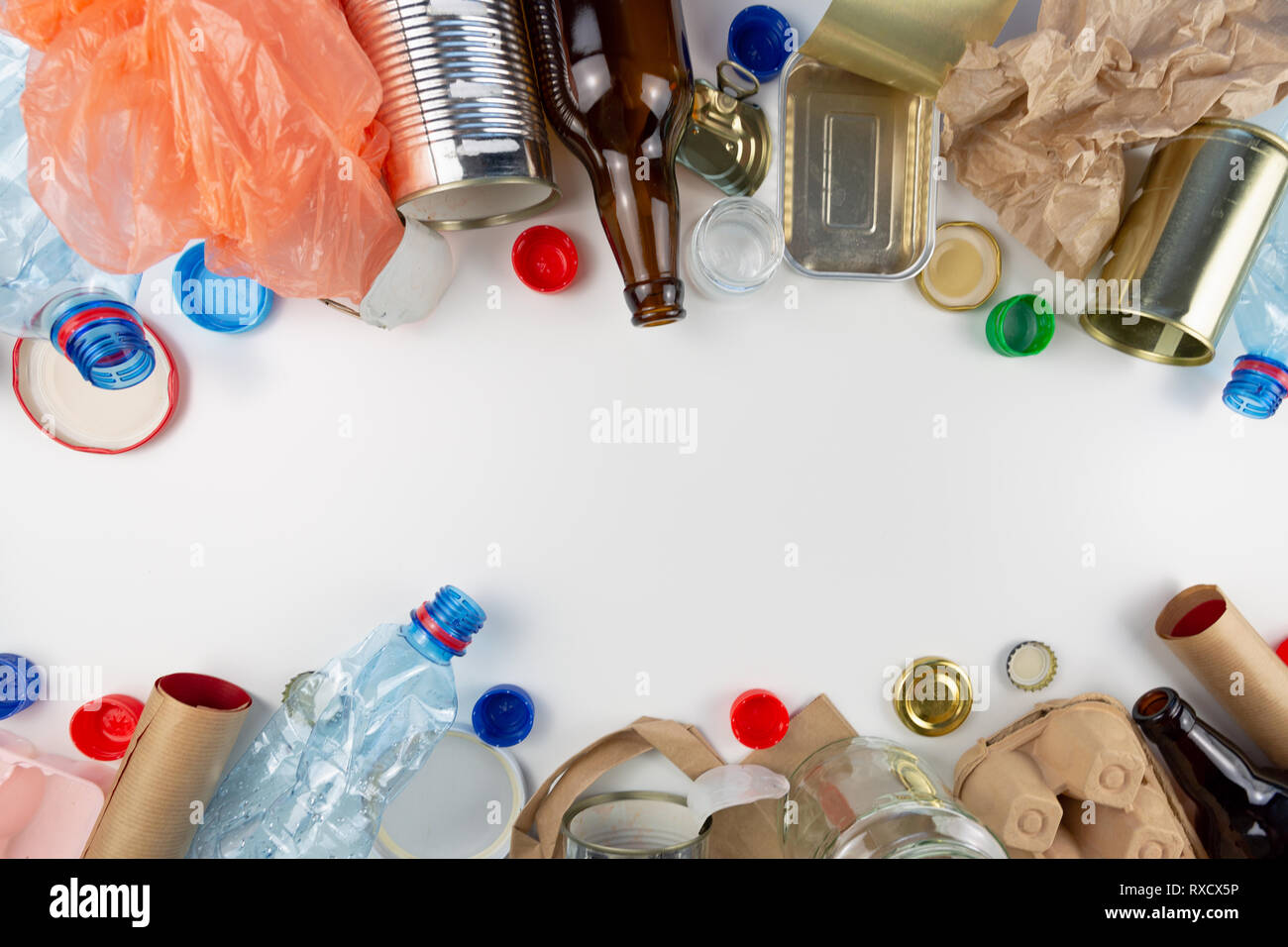 Plástico, vidrio, metal y papel reciclado de basura para la reutilización y el reciclaje. Espacio de copia Foto de stock