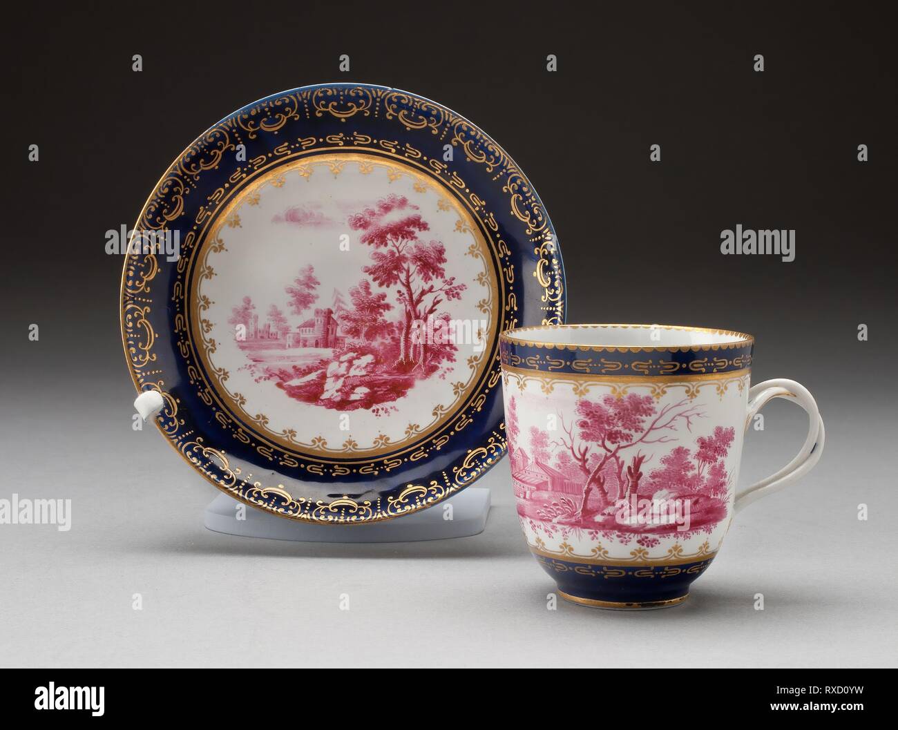 Taza y plato. Fábrica de Porcelana Doccia; italiano, fundado en 1737.  Fecha: 1770-1780. Dimensiones: Cup: 6.6 × 6.8 cm (2 2/3 x 2 11/16);  Platillo diam. 13,3 cm (5 1/4"). Tin esmaltada