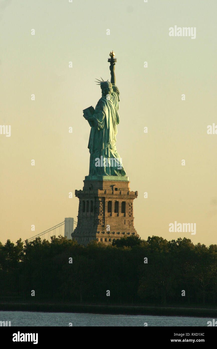 La Estatua de la Libertad vista desde el Liberty Park, en Nueva Jersey, NJ,  EE.UU Fotografía de stock - Alamy