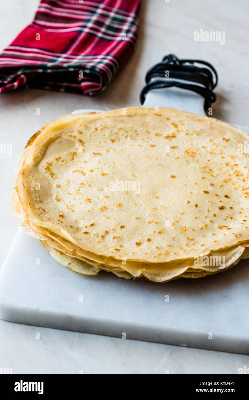 Una pila de Plain tortilla fina crepes para desayunar Fotografía de stock -  Alamy
